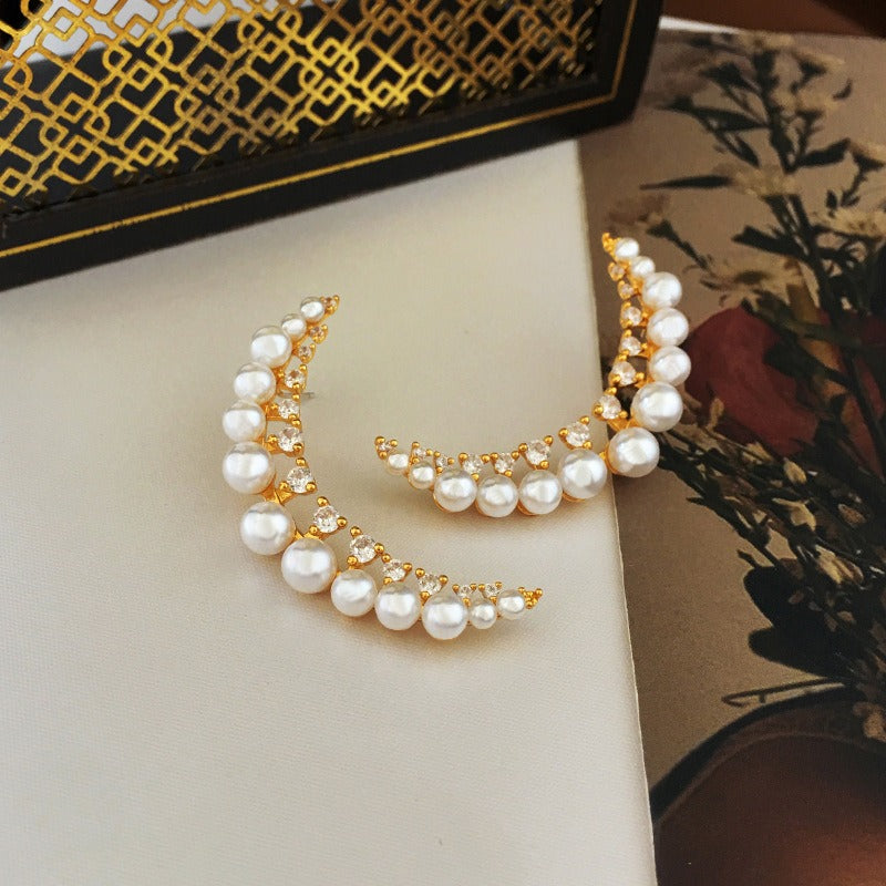 Zircon moon shaped earrings imitating pearl earrings are fashionable