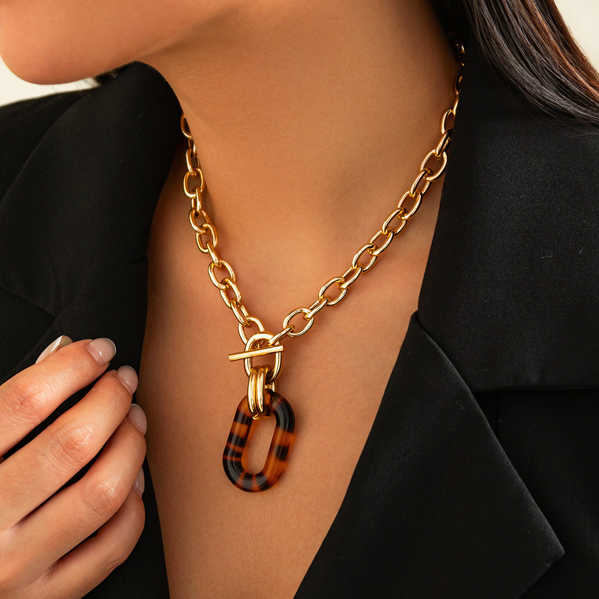 Fashionable irregular leopard print buckle necklace set with high-end geometric acrylic collarbone chain