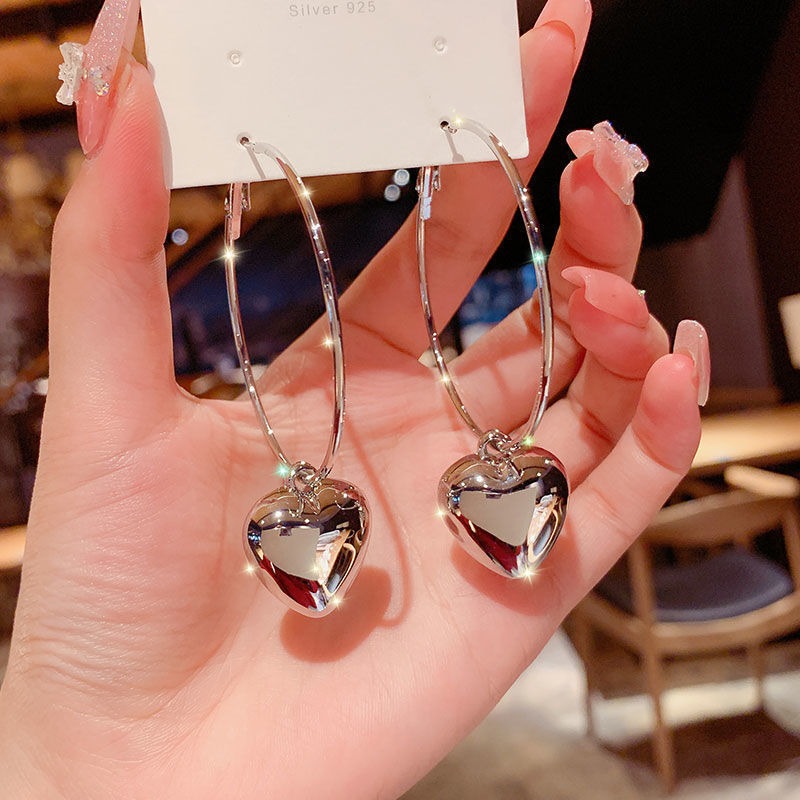 Circular hollow heart-shaped earrings with large earrings and heart-shaped earrings