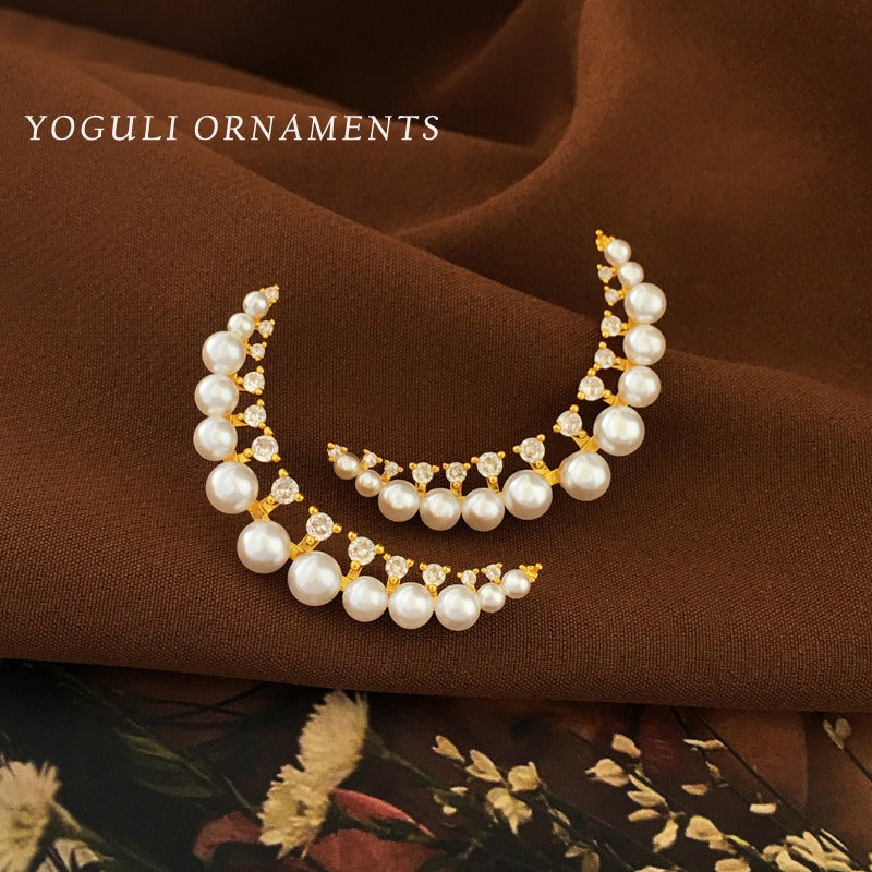 Zircon moon shaped earrings imitating pearl earrings are fashionable