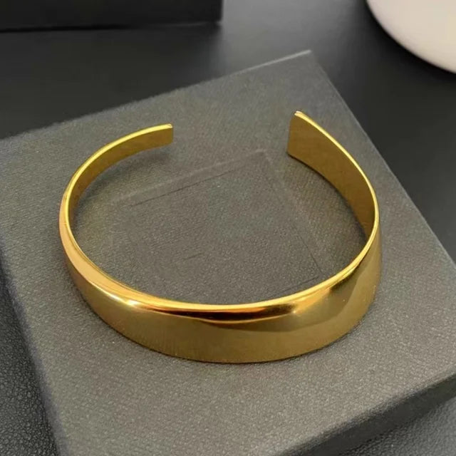 Designer's new vintage open bracelet with regular shape