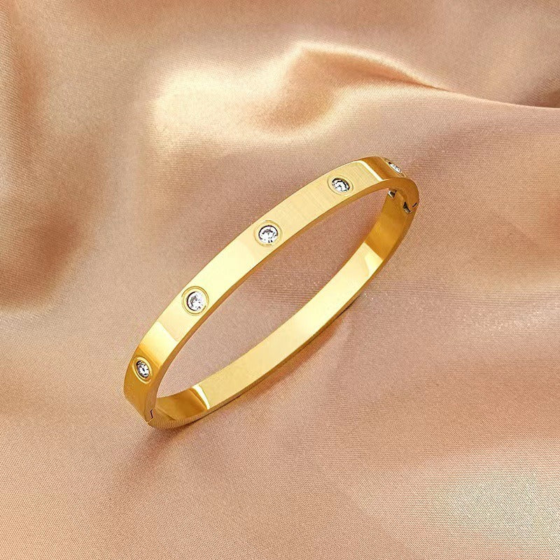 Fashionable and luxurious, European and American minimalist and non fading bracelet