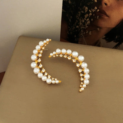 Zircon moon shaped earrings imitating pearl earrings are fashionable