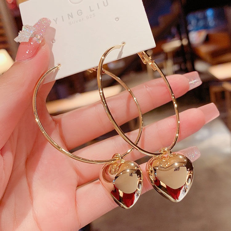 Circular hollow heart-shaped earrings with large earrings and heart-shaped earrings