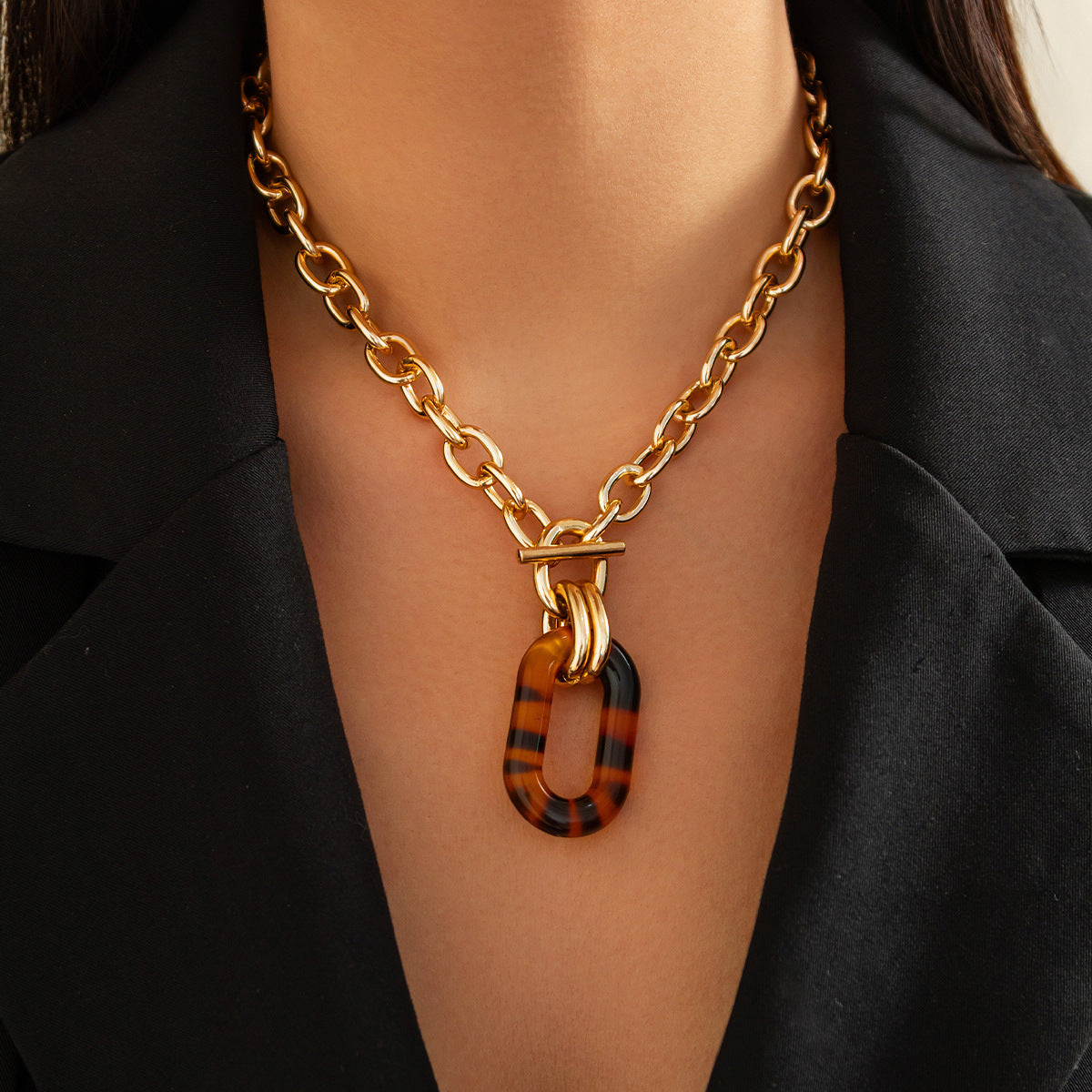 Fashionable irregular leopard print buckle necklace set with high-end geometric acrylic collarbone chain