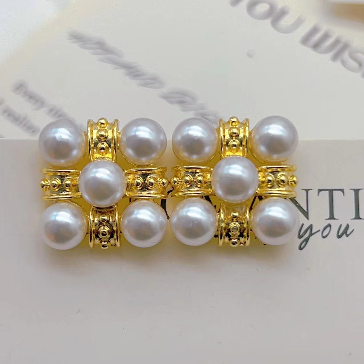 Classic fragrance imitation pearl earrings