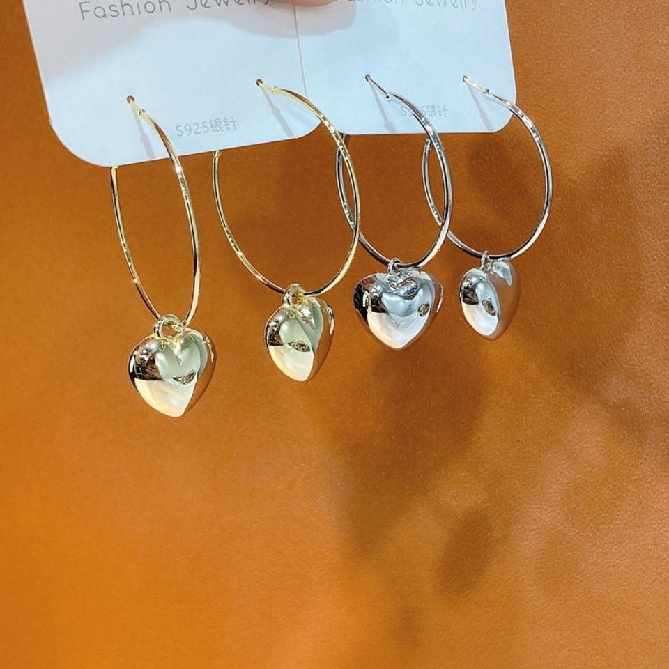 Circular hollow heart-shaped earrings with large earrings and heart-shaped earrings