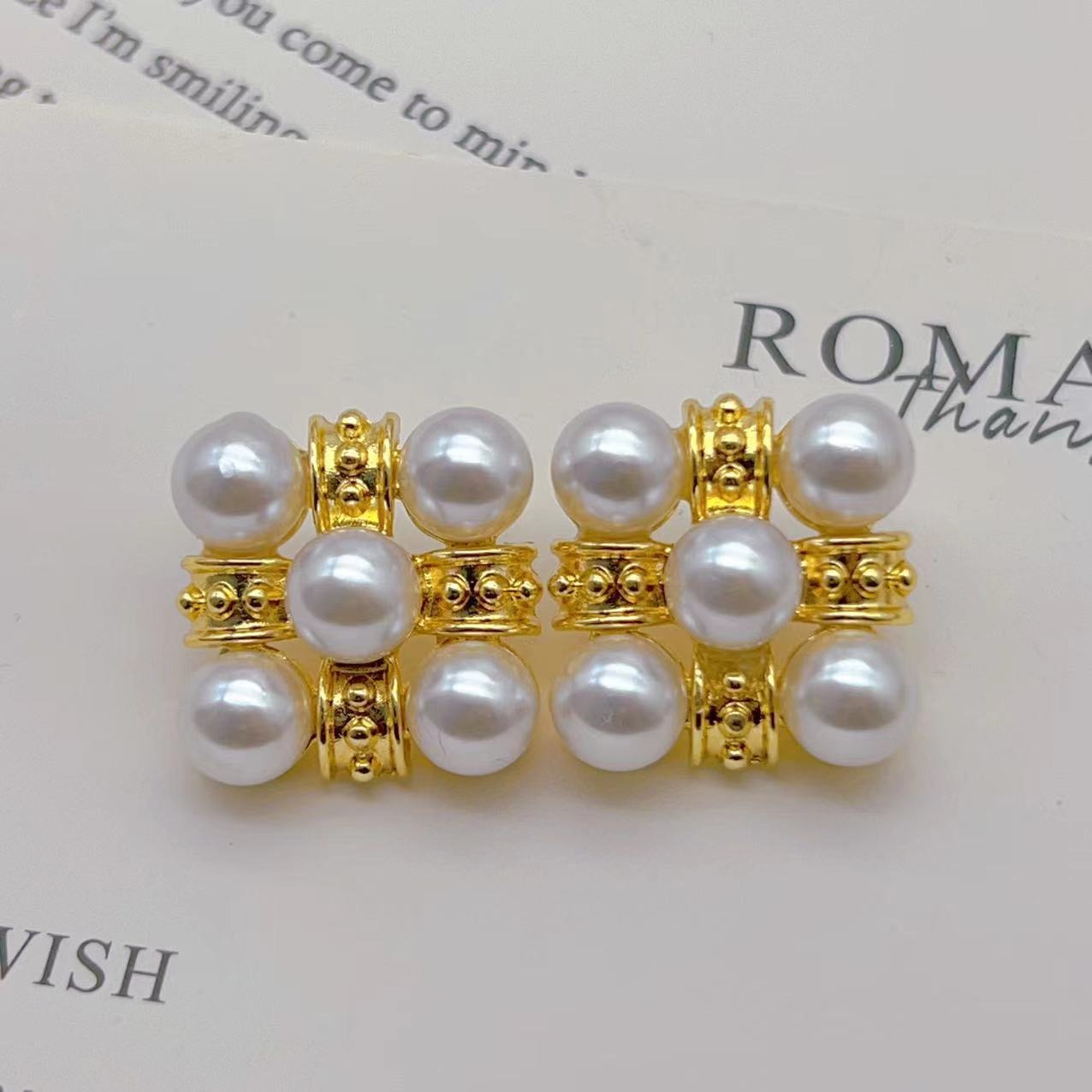 Classic fragrance imitation pearl earrings