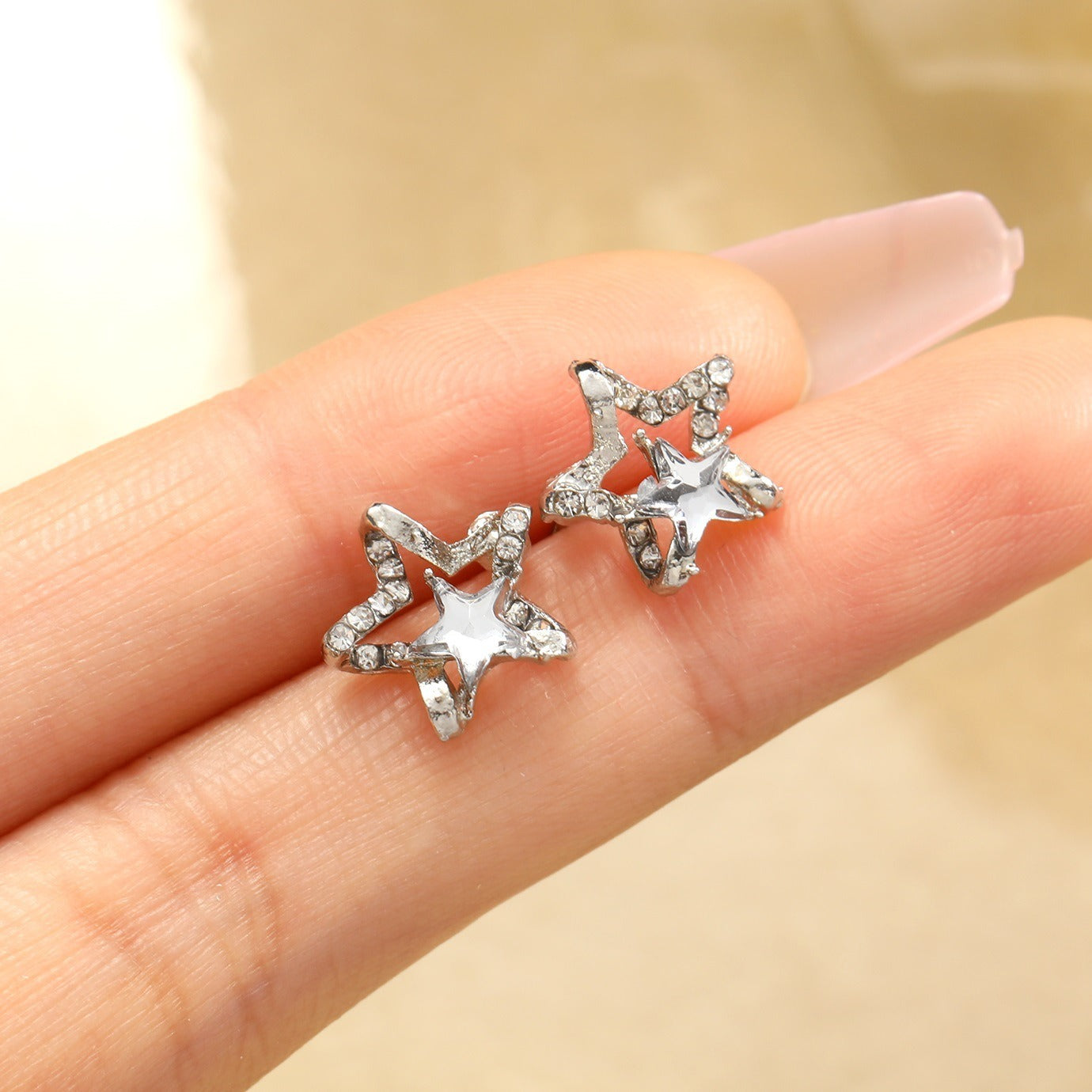 Super sparkling diamond inlaid hollowed out star zircon earrings for new women, fresh and delicate, light and luxurious, with a minimalist design for the niche