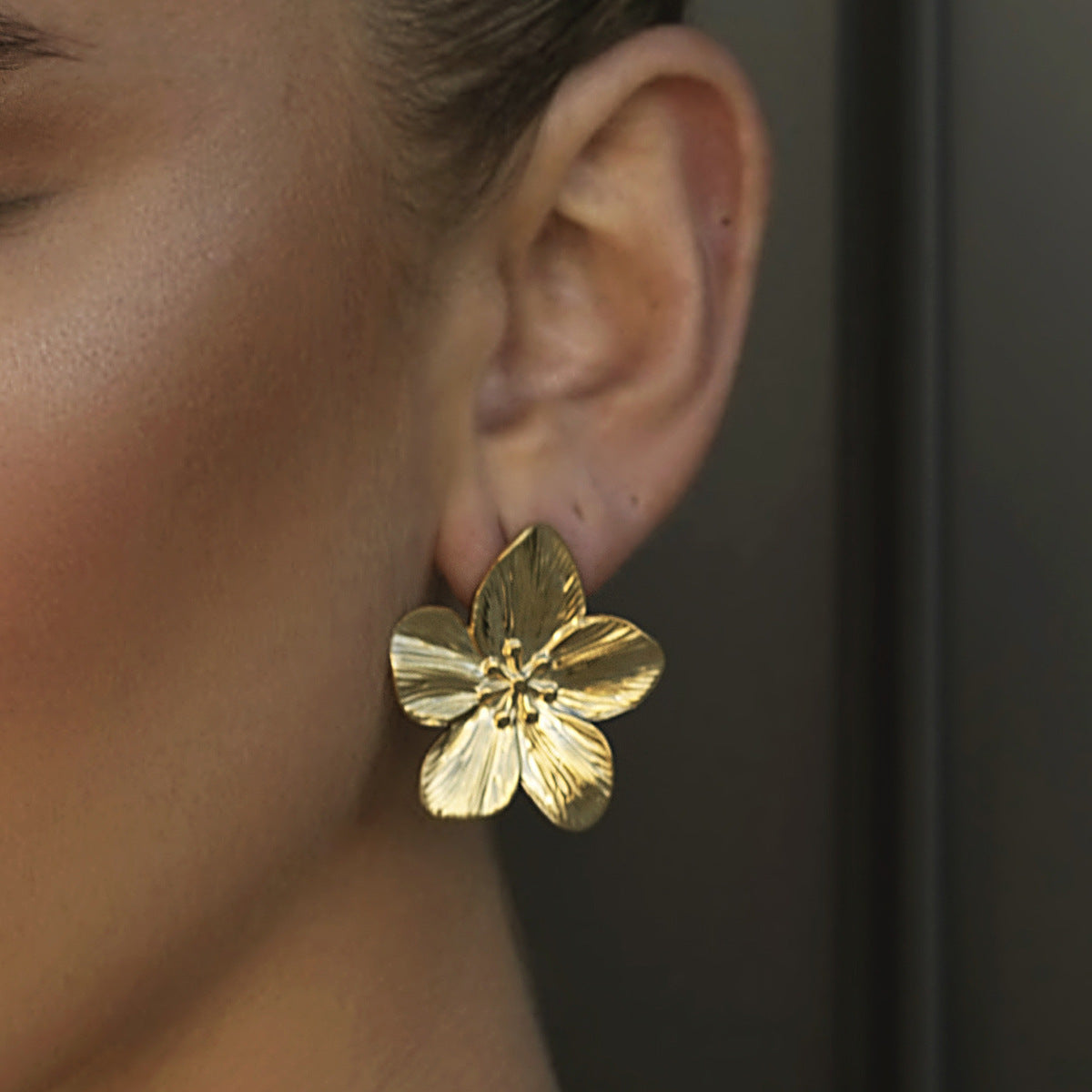 Design Fashion High-end Matte Retro Gold Stainless Steel Flower Stud Earrings